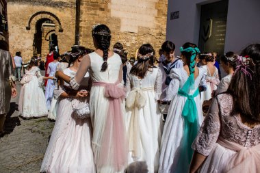 Carmona, İspanya - 19 Haziran 2022 Carmona Corpus Christi, Santa Maria Kilisesi 'ne giden genç çocuklarla dolu dini geçit töreni.