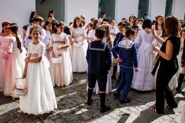 Carmona, İspanya - 19 Haziran 2022 Carmona Corpus Christi, Santa Maria Kilisesi 'ne giden genç çocuklarla dolu dini geçit töreni.