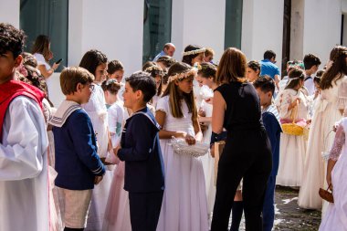 Carmona, İspanya - 19 Haziran 2022 Carmona Corpus Christi, Santa Maria Kilisesi 'ne giden genç çocuklarla dolu dini geçit töreni.