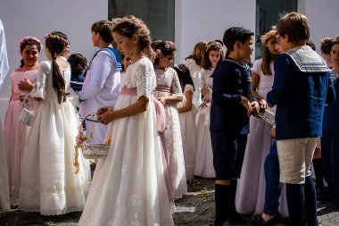 Carmona, İspanya - 19 Haziran 2022 Carmona Corpus Christi, Santa Maria Kilisesi 'ne giden genç çocuklarla dolu dini geçit töreni.