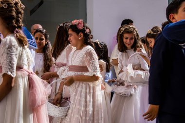 Carmona, İspanya - 19 Haziran 2022 Carmona Corpus Christi, Santa Maria Kilisesi 'ne giden genç çocuklarla dolu dini geçit töreni.