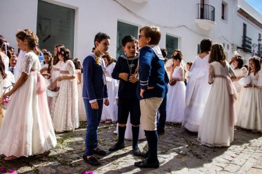 Carmona, İspanya - 19 Haziran 2022 Carmona Corpus Christi, Santa Maria Kilisesi 'ne giden genç çocuklarla dolu dini geçit töreni.