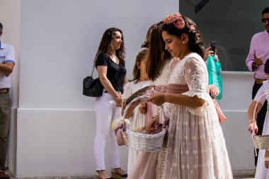 Carmona, İspanya - 19 Haziran 2022 Carmona Corpus Christi, Santa Maria Kilisesi 'ne giden genç çocuklarla dolu dini geçit töreni.