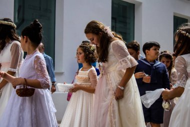 Carmona, İspanya - 19 Haziran 2022 Carmona Corpus Christi, Santa Maria Kilisesi 'ne giden genç çocuklarla dolu dini geçit töreni.