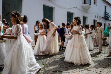 Carmona, İspanya - 19 Haziran 2022 Carmona Corpus Christi, Santa Maria Kilisesi 'ne giden genç çocuklarla dolu dini geçit töreni.