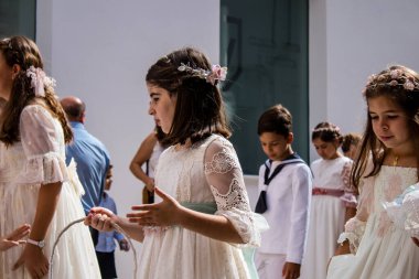 Carmona, İspanya - 19 Haziran 2022 Carmona Corpus Christi, Santa Maria Kilisesi 'ne giden genç çocuklarla dolu dini geçit töreni.