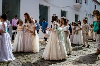 Carmona, İspanya - 19 Haziran 2022 Carmona Corpus Christi, Santa Maria Kilisesi 'ne giden genç çocuklarla dolu dini geçit töreni.