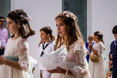 Carmona, İspanya - 19 Haziran 2022 Carmona Corpus Christi, Santa Maria Kilisesi 'ne giden genç çocuklarla dolu dini geçit töreni.