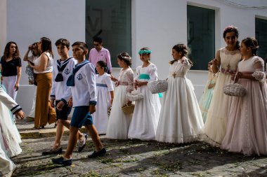 Carmona, İspanya - 19 Haziran 2022 Carmona Corpus Christi, Santa Maria Kilisesi 'ne giden genç çocuklarla dolu dini geçit töreni.