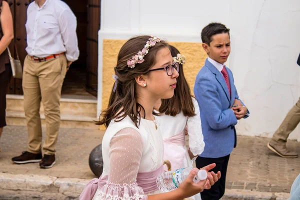 Carmona, İspanya - 19 Haziran 2022 Corpus Christi de Carmona, çocuklarla birlikte Santa Maria Kilisesi 'ne yapılan dini geçit töreni.