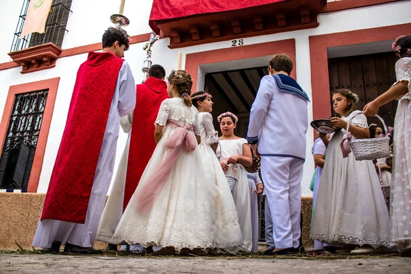 Carmona, İspanya - 19 Haziran 2022 Corpus Christi de Carmona, çocuklarla birlikte Santa Maria Kilisesi 'ne yapılan dini geçit töreni.