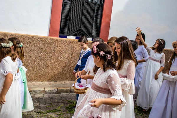 Carmona, İspanya - 19 Haziran 2022 Corpus Christi de Carmona, çocuklarla birlikte Santa Maria Kilisesi 'ne yapılan dini geçit töreni.