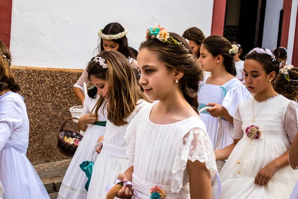 Carmona, İspanya - 19 Haziran 2022 Corpus Christi de Carmona, Santa Maria Kilisesi 'ne giden genç çocuklarla dolu dini geçit töreni.