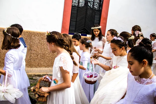 Carmona, İspanya - 19 Haziran 2022 Corpus Christi de Carmona, Santa Maria Kilisesi 'ne giden genç çocuklarla dolu dini geçit töreni.