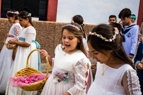 Carmona, İspanya - 19 Haziran 2022 Corpus Christi de Carmona, Santa Maria Kilisesi 'ne giden genç çocuklarla dolu dini geçit töreni.