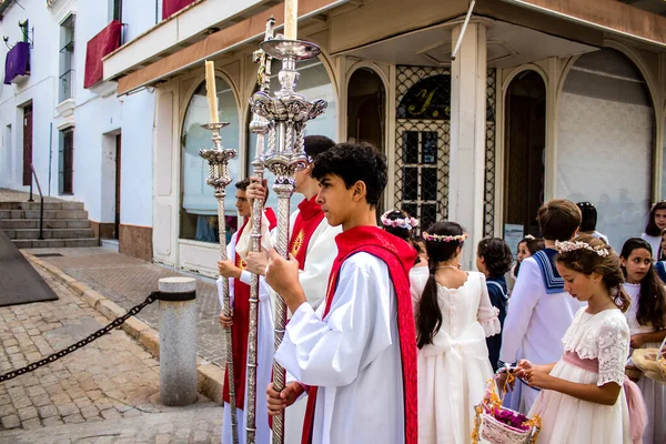 Carmona, İspanya - 19 Haziran 2022 Corpus Christi de Carmona, Santa Maria Kilisesi 'ne giden genç çocuklarla dolu dini geçit töreni.