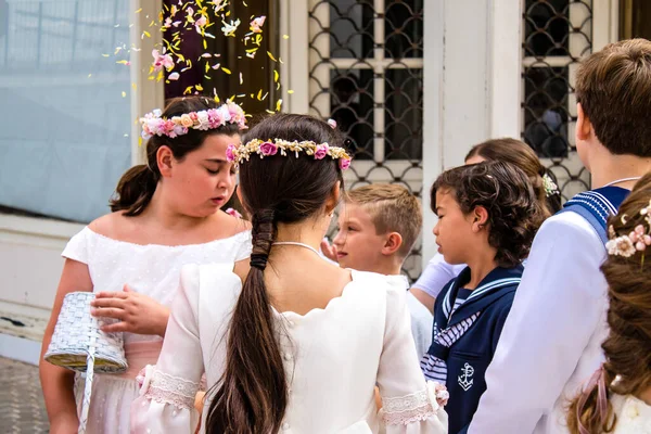 Carmona, İspanya - 19 Haziran 2022 Corpus Christi de Carmona, Santa Maria Kilisesi 'ne giden genç çocuklarla dolu dini geçit töreni.