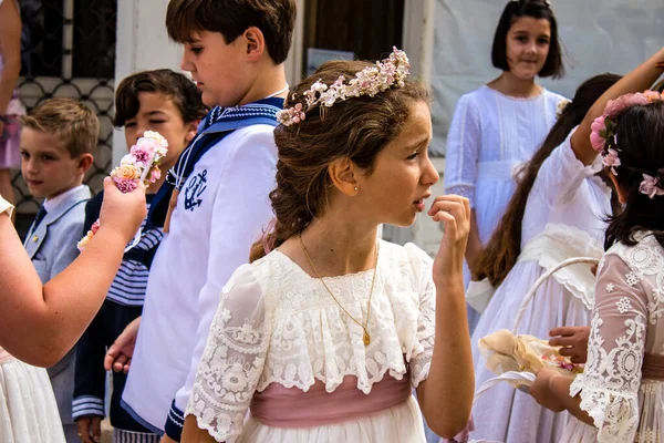 Carmona, İspanya - 19 Haziran 2022 Corpus Christi de Carmona, Santa Maria Kilisesi 'ne giden genç çocuklarla dolu dini geçit töreni.