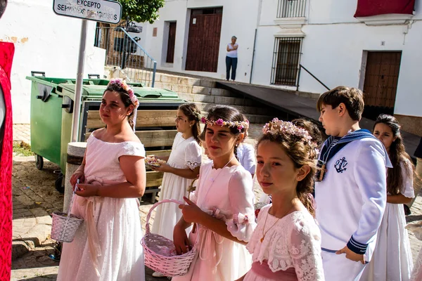 Carmona, İspanya - 19 Haziran 2022 Corpus Christi de Carmona, Santa Maria Kilisesi 'ne giden genç çocuklarla dolu dini geçit töreni.