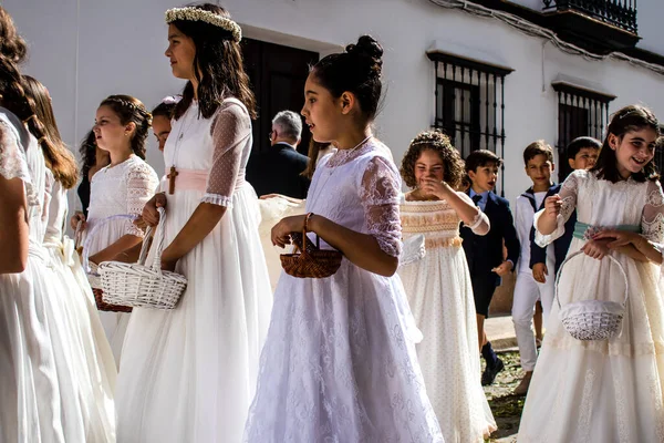 Carmona, İspanya - 19 Haziran 2022 Corpus Christi de Carmona, Santa Maria Kilisesi 'ne giden genç çocuklarla dolu dini geçit töreni.