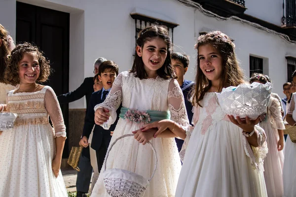 Carmona, İspanya - 19 Haziran 2022 Carmona Corpus Christi, Santa Maria Kilisesi 'ne giden genç çocuklarla dolu dini geçit töreni.