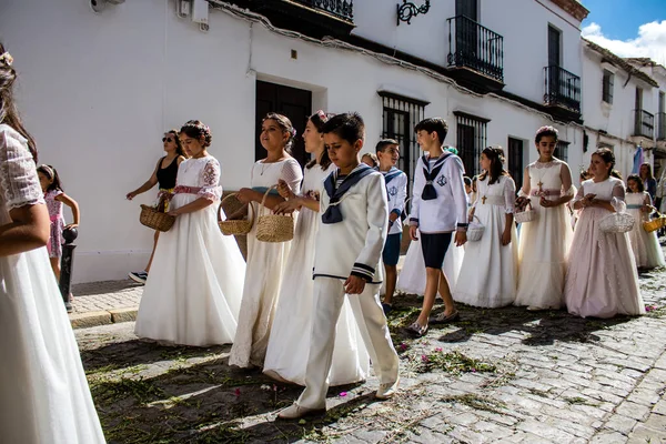 Carmona, İspanya - 19 Haziran 2022 Carmona Corpus Christi, Santa Maria Kilisesi 'ne giden genç çocuklarla dolu dini geçit töreni.
