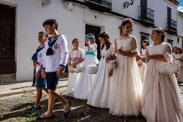 Carmona, İspanya - 19 Haziran 2022 Carmona Corpus Christi, Santa Maria Kilisesi 'ne giden genç çocuklarla dolu dini geçit töreni.