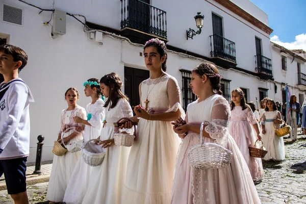 Carmona, İspanya - 19 Haziran 2022 Carmona Corpus Christi, Santa Maria Kilisesi 'ne giden genç çocuklarla dolu dini geçit töreni.