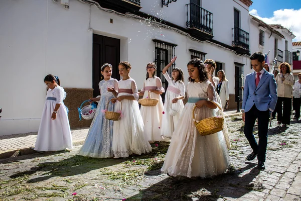 Carmona, İspanya - 19 Haziran 2022 Carmona Corpus Christi, Santa Maria Kilisesi 'ne giden genç çocuklarla dolu dini geçit töreni.