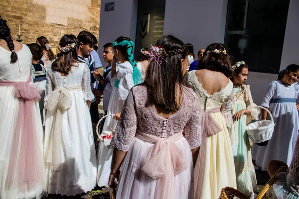 Carmona, İspanya - 19 Haziran 2022 Carmona Corpus Christi, Santa Maria Kilisesi 'ne giden genç çocuklarla dolu dini geçit töreni.