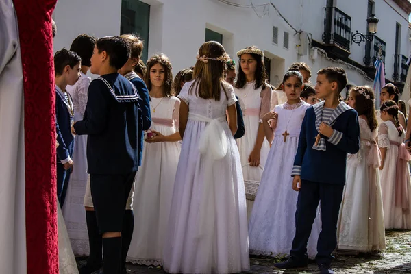 Carmona, İspanya - 19 Haziran 2022 Carmona Corpus Christi, Santa Maria Kilisesi 'ne giden genç çocuklarla dolu dini geçit töreni.