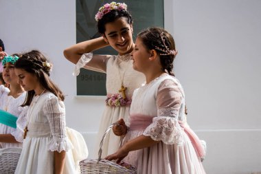 Carmona, İspanya - 19 Haziran 2022 Carmona Corpus Christi, Santa Maria Kilisesi 'ne giden genç çocuklarla dolu dini geçit töreni.