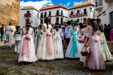 Carmona, İspanya - 19 Haziran 2022 Carmona Corpus Christi, Santa Maria Kilisesi 'ne giden genç çocuklarla dolu dini geçit töreni.