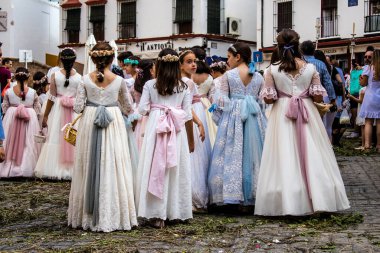 Carmona, İspanya - 19 Haziran 2022 Carmona Corpus Christi, Santa Maria Kilisesi 'ne giden genç çocuklarla dolu dini geçit töreni.