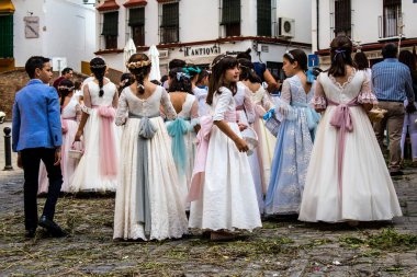 Carmona, İspanya - 19 Haziran 2022 Carmona Corpus Christi, Santa Maria Kilisesi 'ne giden genç çocuklarla dolu dini geçit töreni.