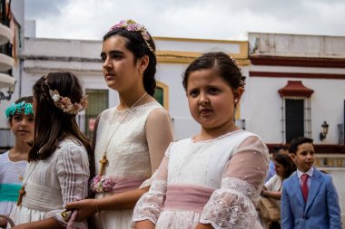 Carmona, İspanya - 19 Haziran 2022 Carmona Corpus Christi, Santa Maria Kilisesi 'ne giden genç çocuklarla dolu dini geçit töreni.