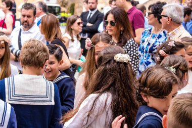Carmona, İspanya - 19 Haziran 2022 Carmona Corpus Christi, Santa Maria Kilisesi 'ne giden genç çocuklarla dolu dini geçit töreni.