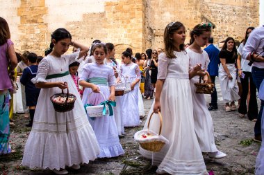 Carmona, İspanya - 19 Haziran 2022 Carmona Corpus Christi, Santa Maria Kilisesi 'ne giden genç çocuklarla dolu dini geçit töreni.