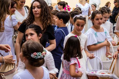 Carmona, İspanya - 19 Haziran 2022 Carmona Corpus Christi, Santa Maria Kilisesi 'ne giden genç çocuklarla dolu dini geçit töreni.