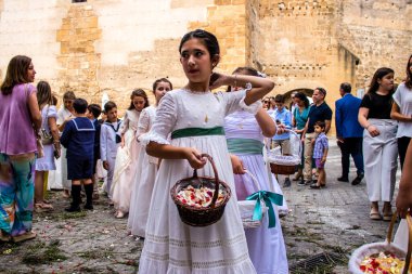 Carmona, İspanya - 19 Haziran 2022 Carmona Corpus Christi, Santa Maria Kilisesi 'ne giden genç çocuklarla dolu dini geçit töreni.