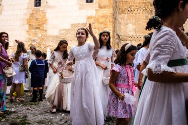 Carmona, İspanya - 19 Haziran 2022 Carmona Corpus Christi, Santa Maria Kilisesi 'ne giden genç çocuklarla dolu dini geçit töreni.