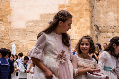 Carmona, İspanya - 19 Haziran 2022 Carmona Corpus Christi, Santa Maria Kilisesi 'ne giden genç çocuklarla dolu dini geçit töreni.