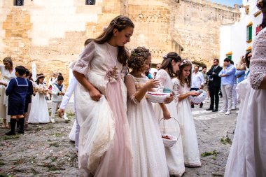 Carmona, İspanya - 19 Haziran 2022 Carmona Corpus Christi, Santa Maria Kilisesi 'ne giden genç çocuklarla dolu dini geçit töreni.