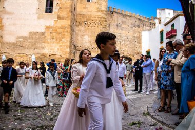 Carmona, İspanya - 19 Haziran 2022 Carmona Corpus Christi, Santa Maria Kilisesi 'ne giden genç çocuklarla dolu dini geçit töreni.