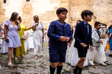 Carmona, İspanya - 19 Haziran 2022 Carmona Corpus Christi, Santa Maria Kilisesi 'ne giden genç çocuklarla dolu dini geçit töreni.