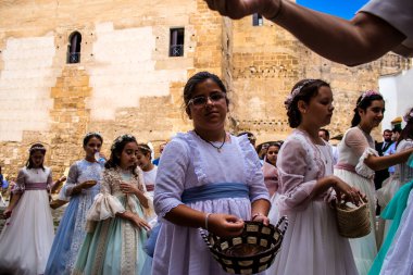 Carmona, İspanya - 19 Haziran 2022 Carmona Corpus Christi, Santa Maria Kilisesi 'ne giden genç çocuklarla dolu dini geçit töreni.