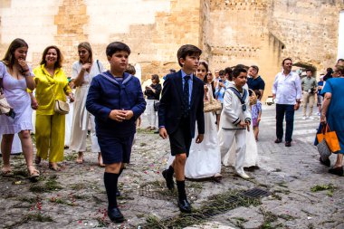 Carmona, İspanya - 19 Haziran 2022 Carmona Corpus Christi, Santa Maria Kilisesi 'ne giden genç çocuklarla dolu dini geçit töreni.