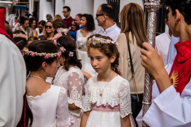 Carmona, İspanya - 19 Haziran 2022 Carmona Corpus Christi, Santa Maria Kilisesi 'ne giden genç çocuklarla dolu dini geçit töreni.