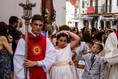 Carmona, İspanya - 19 Haziran 2022 Carmona Corpus Christi, Santa Maria Kilisesi 'ne giden genç çocuklarla dolu dini geçit töreni.