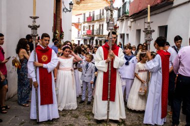 Carmona, İspanya - 19 Haziran 2022 Carmona Corpus Christi, Santa Maria Kilisesi 'ne giden genç çocuklarla dolu dini geçit töreni.